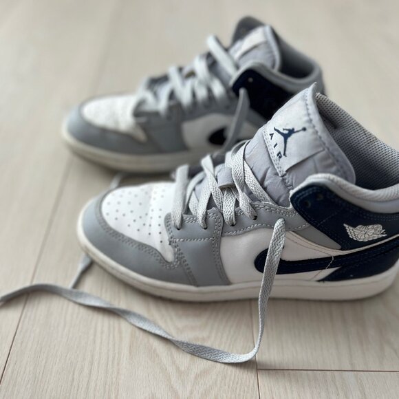 AIR JORDAN 1WOLF GREY MID TOP SNEAKERS  DQ8423-104 SIZE 4.5 YOUTH - Picture 4 of 7